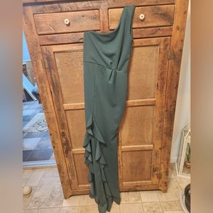 Size 4 women's green dress never worn . It's adorable on.but decided to not wear